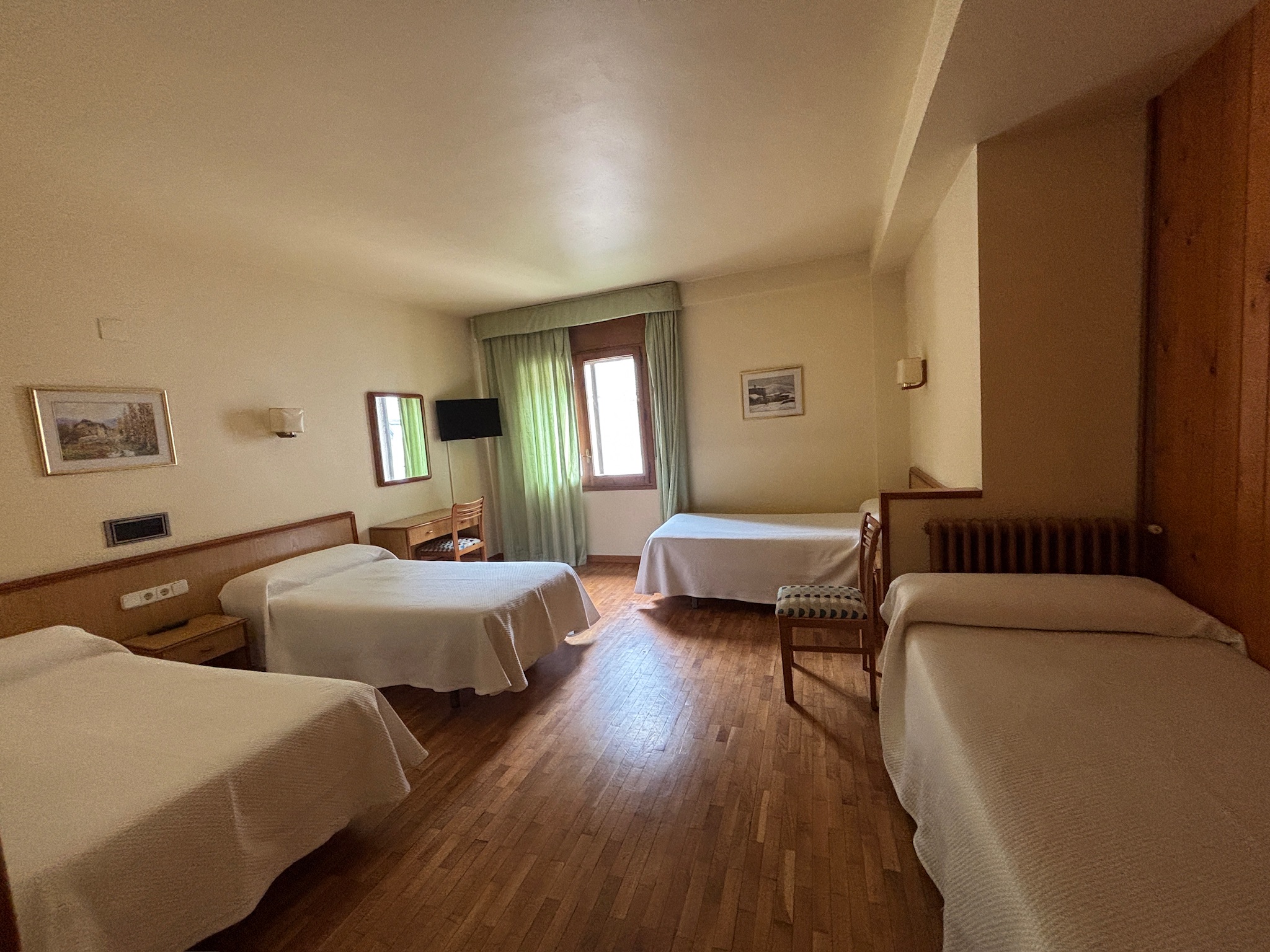 Habitación Cuádruple en Canfranc, Hotel Villa de Canfranc Pirineo Aragonés