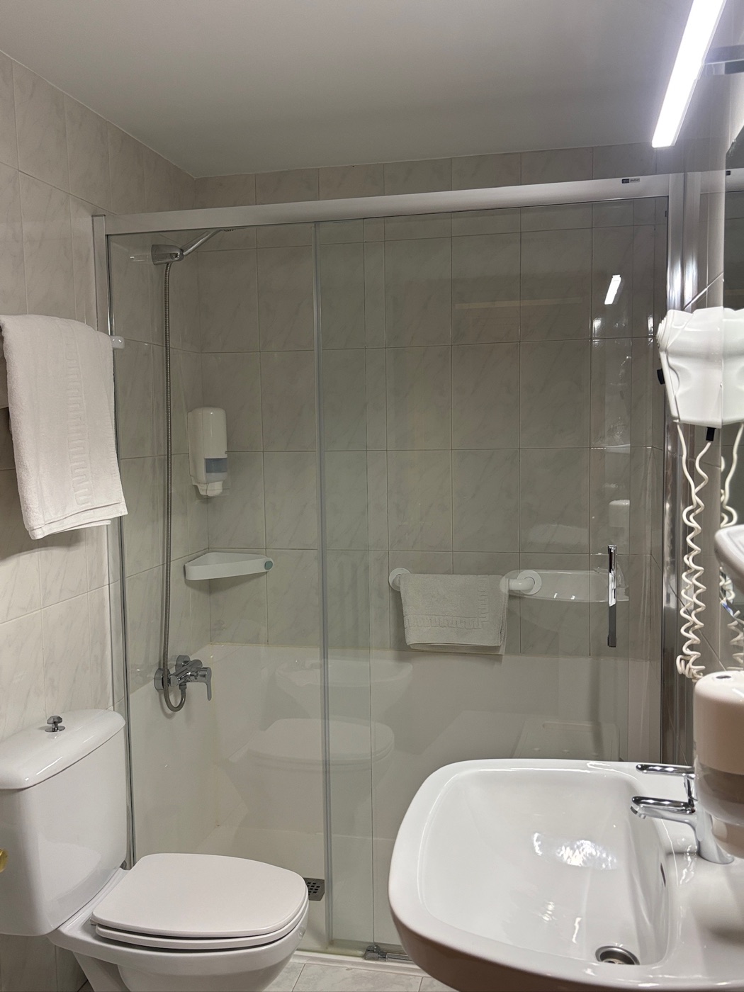 Baño habitación Triple, Hotel Villa de Canfranc