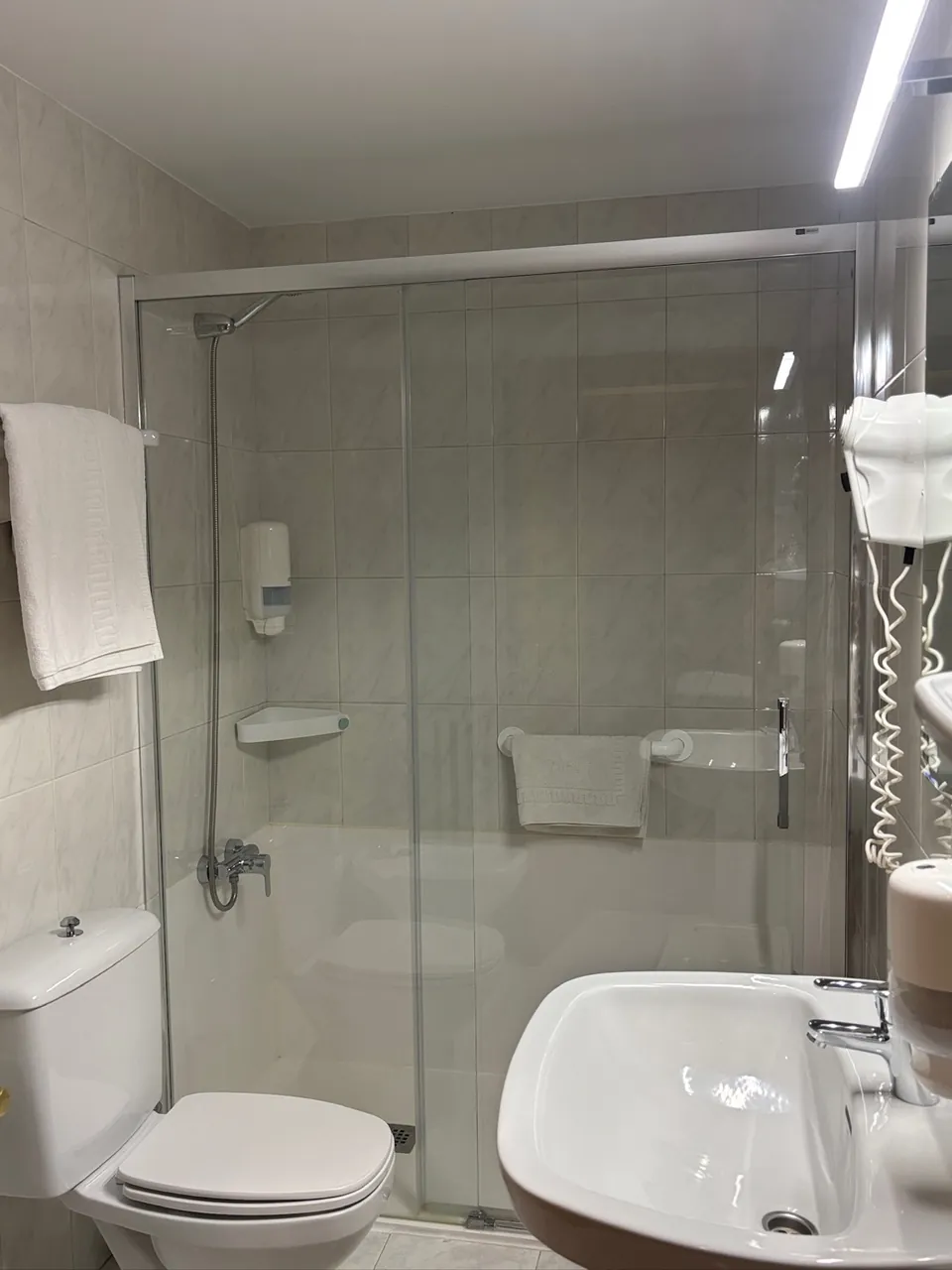 Baño habitación Triple, Hotel Villa de Canfranc